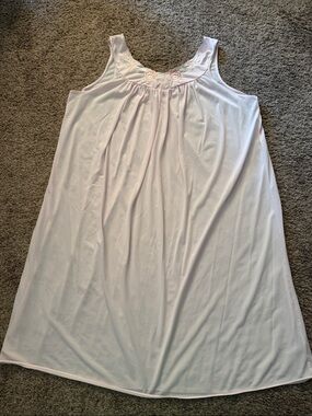 Miss Elaine nightgown size M